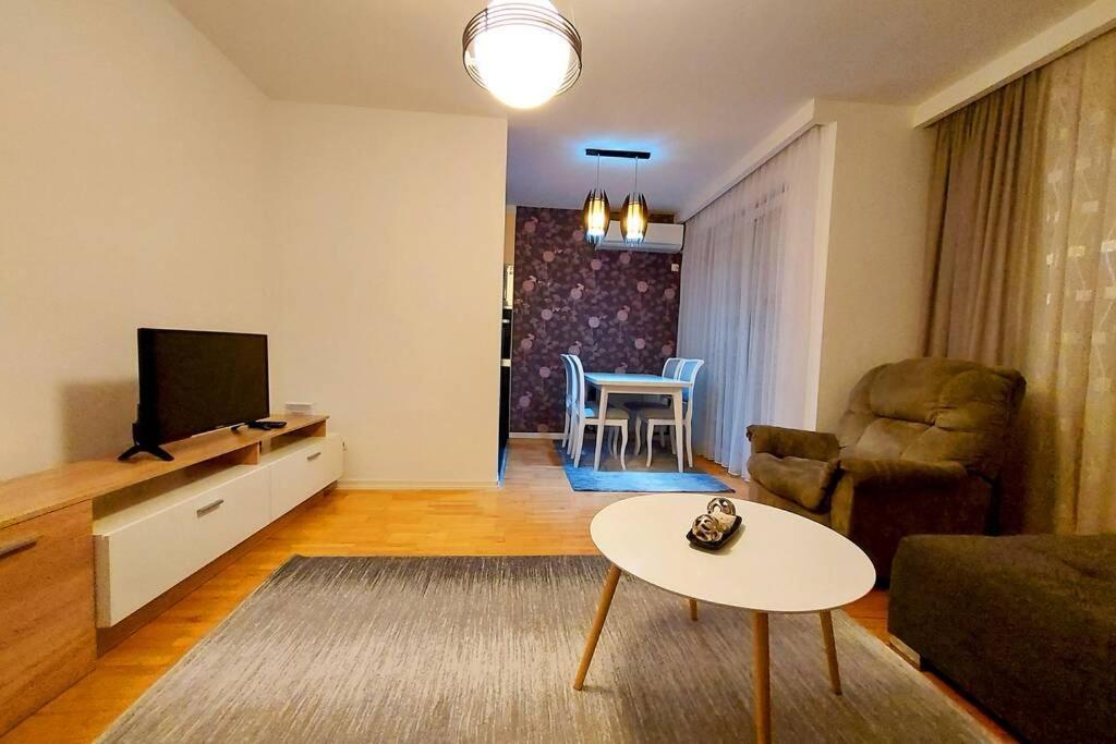 Apartment 13C Pristina Exteriör bild
